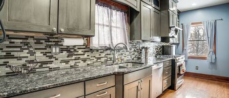 Kjøleskap, mikrobølgeovn, kokeplater og oppvaskmaskin