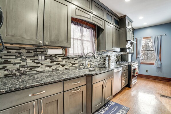 Fridge, microwave, stovetop, dishwasher