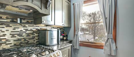 Kühlschrank, Mikrowelle, Herdplatte, Geschirrspüler