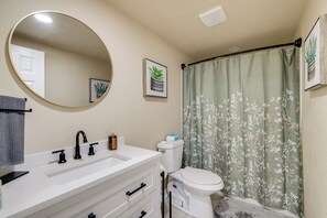 Towels - 2 Mi to Gulf! Pet-Friendly Home in New Port Richey (New Port Richey)