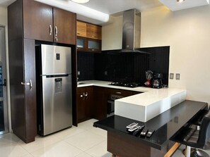 Fridge, microwave, oven, stovetop - Apartment Facing Central Park, Excellent Location (Mazatlán)