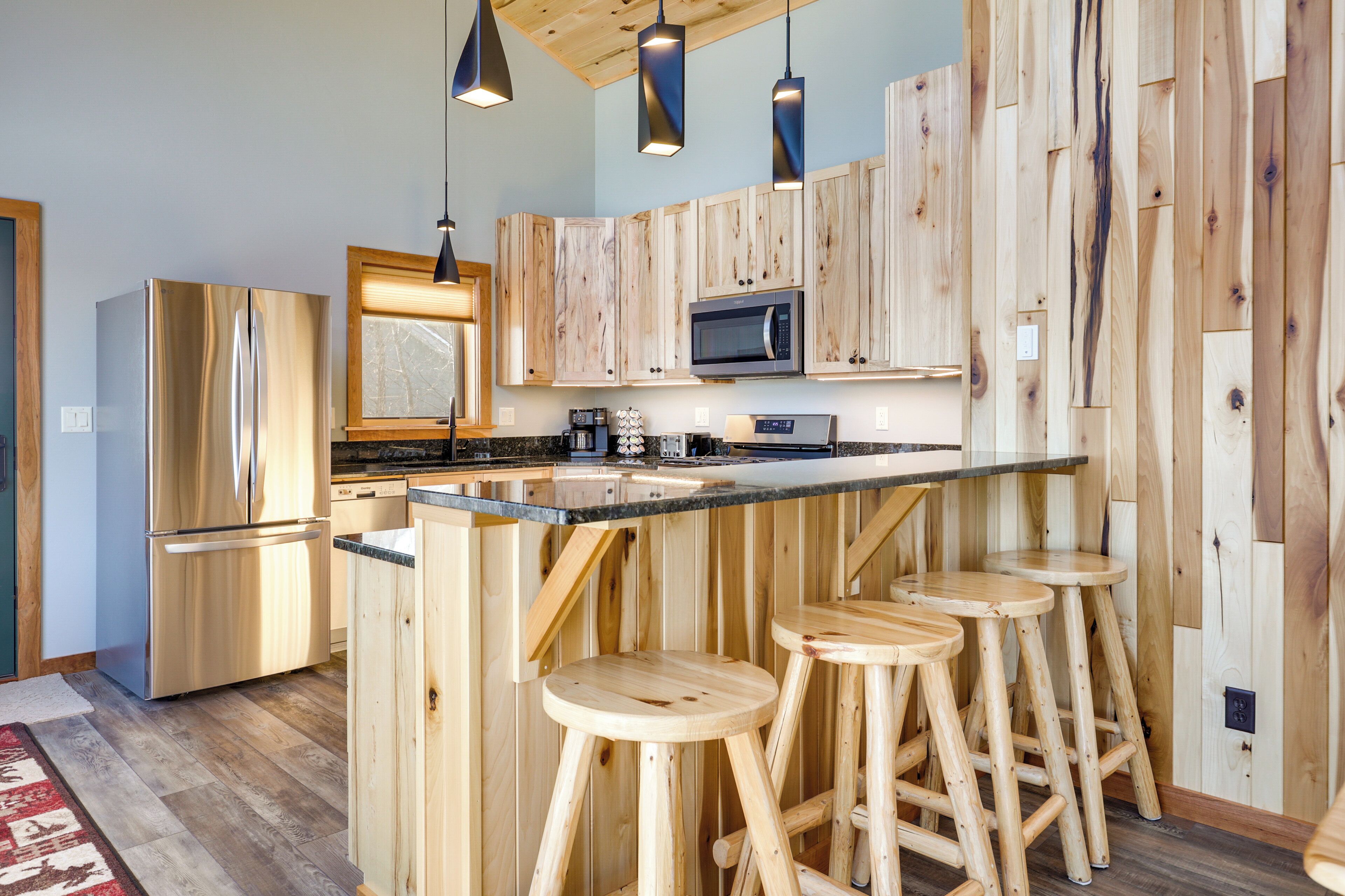 Køleskab, mikrobølgeovn, kogeplade, opvaskemaskine