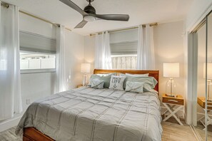 3 bedrooms, iron/ironing board, Internet, bed sheets - Unwind Poolside + Walk to Beach! Sarasota Retreat (Sarasota)