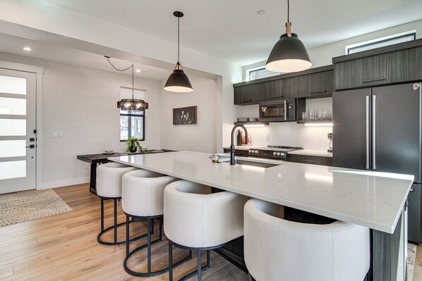 Jääkaappi, mikroaaltouuni, liesi, astianpesukone