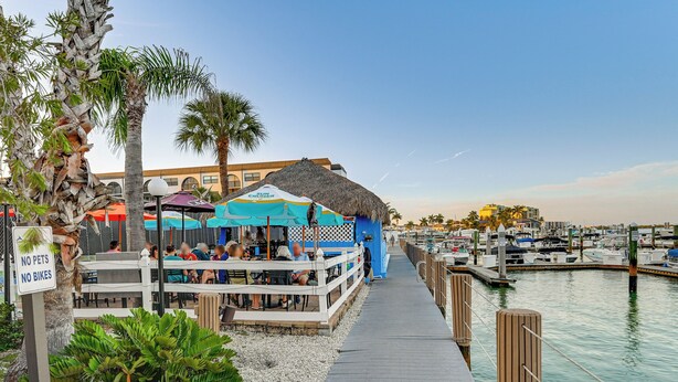 Outdoor dining - Oceanside Marco Island Retreat: Pool & Tennis! (Marco Island)