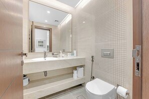 Towels - Great Views @1 BR in Nobles Tower with Pool, Gym and 8 minutes from Dubai Mall (Dubai)