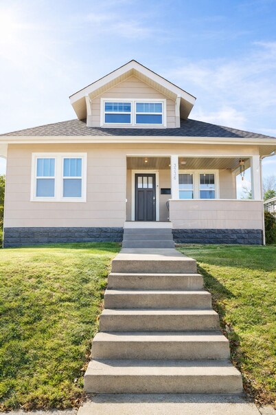 Charming 3-bedroom house with large fenced in yard in adorable Ashland