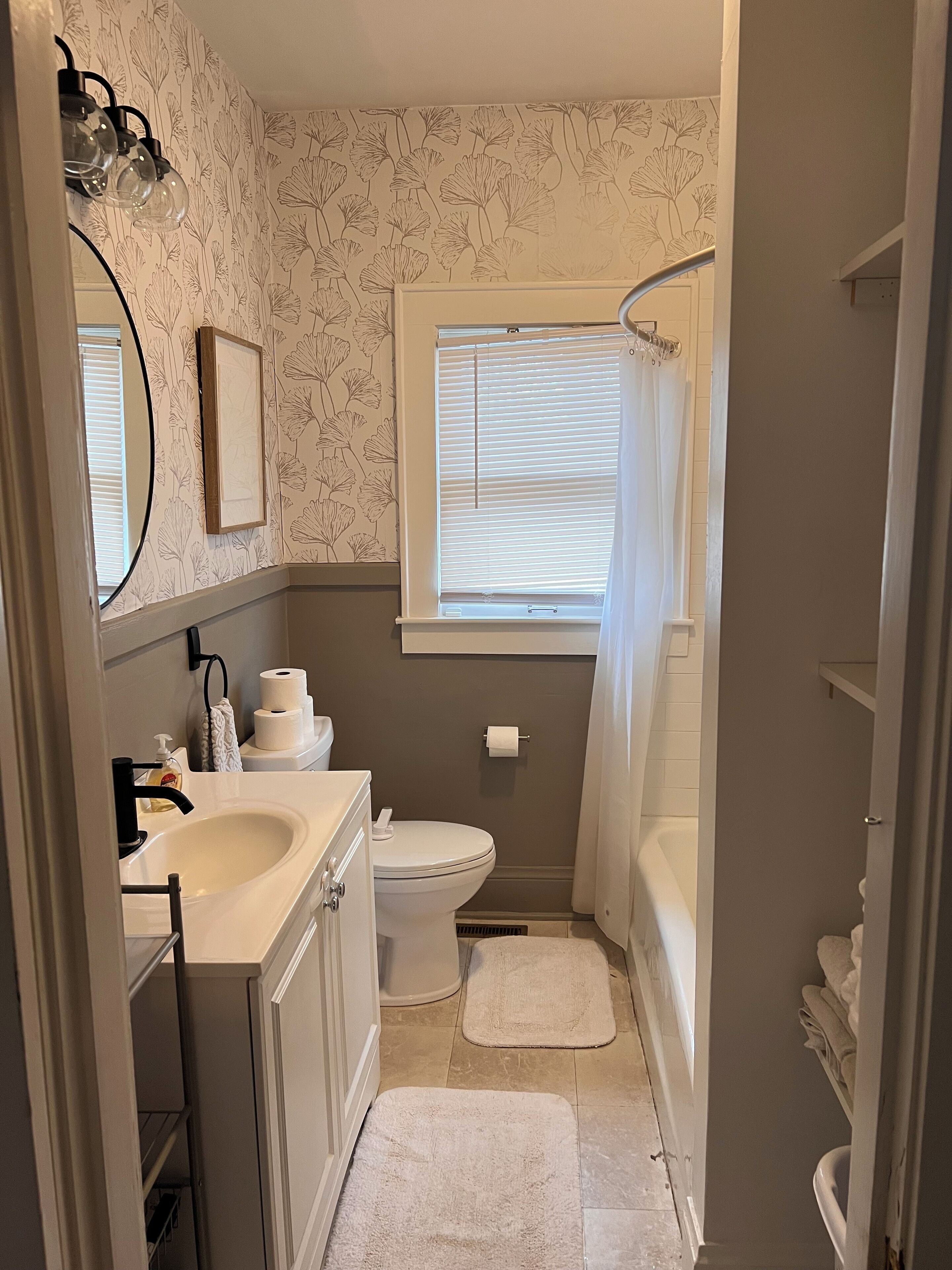 Secador de cabelo, toalhas de banho, sabonete, papel higiênico