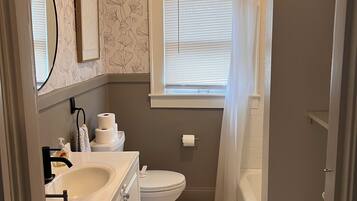 Secador de cabelo, toalhas de banho, sabonete, papel higiênico