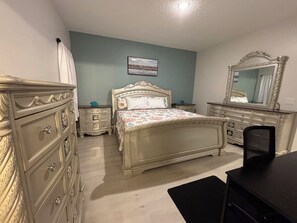 4 Schlafzimmer, Schreibtisch, Bügeleisen/Bügelbrett, Reisekinderbett