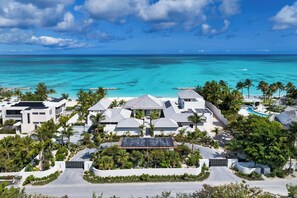 Ein Resort mit mehreren Gebäuden, einem Swimmingpool und Blick auf den Ozean.
