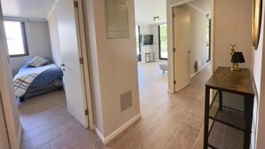 A modern interior with a bedroom, a hallway, and a living area. - Pucón CENTRO - Steps away from Casino ENJOY - Apartment NEW - A/C - Volcano View (Pucon)