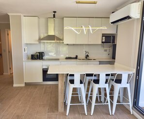 Microwave, oven, stovetop - Pucón CENTRO - Steps away from Casino ENJOY - Apartment NEW - A/C - Volcano View (Pucon)
