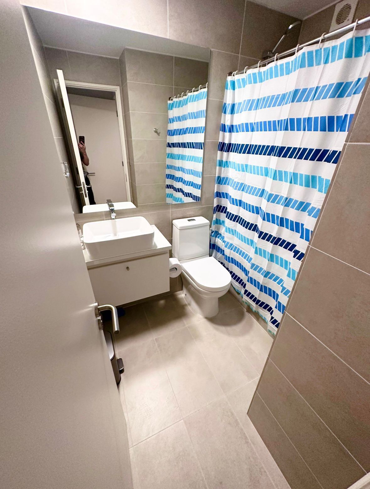 Hårtork, handdukar, tvål och toalettpapper