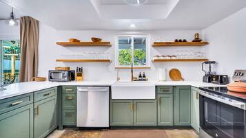 Jääkaappi, mikroaaltouuni, uuni, liesi