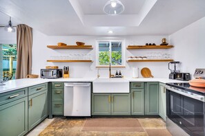 Jääkaappi, mikroaaltouuni, uuni, liesi