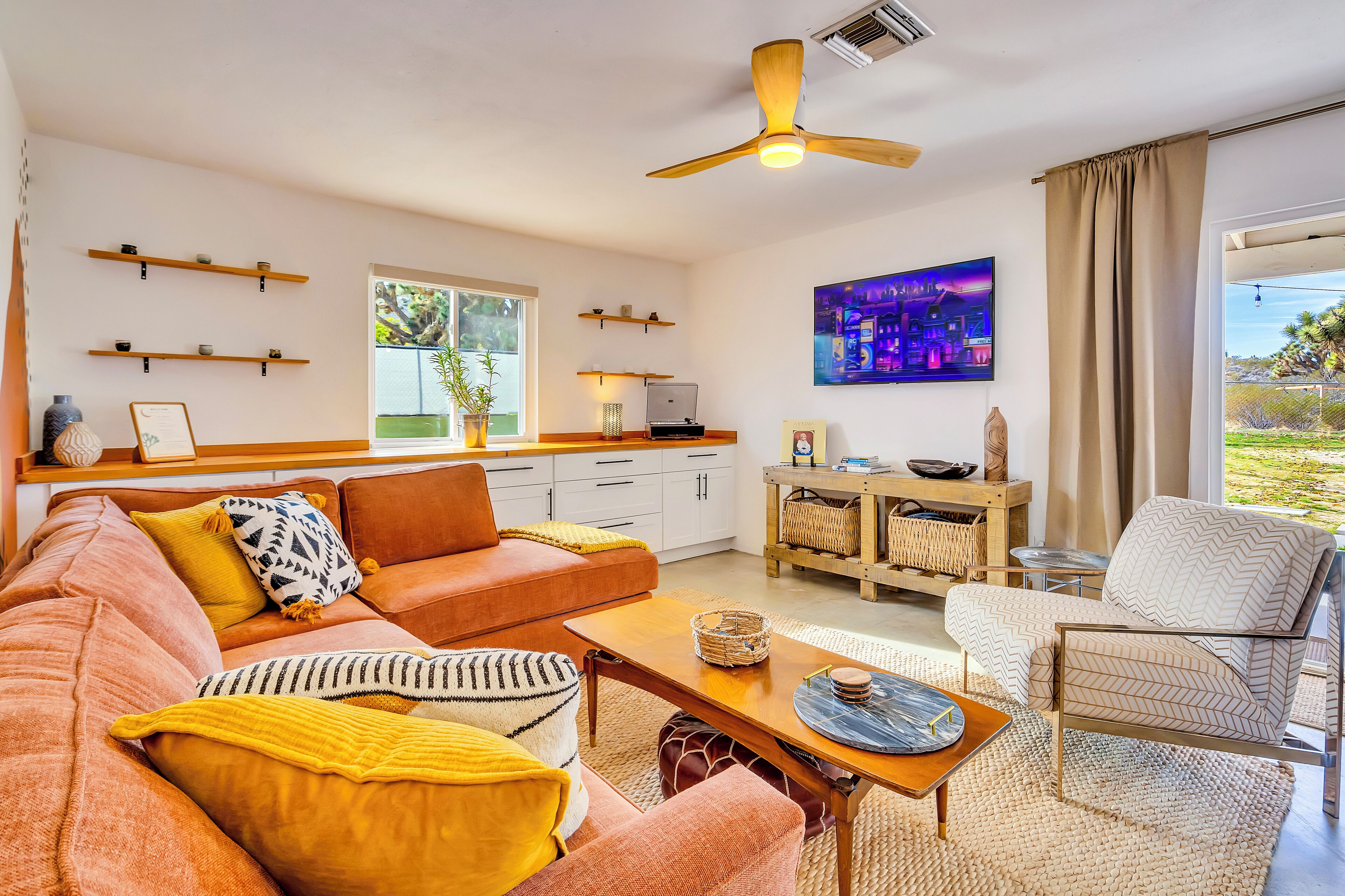 Älytelevisio, takka, pöytäjalkapallopöytä, pöytätennispöytä