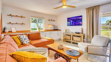 Älytelevisio, takka, pöytäjalkapallopöytä, pöytätennispöytä