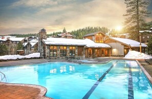 Alberca al aire libre y alberca climatizada