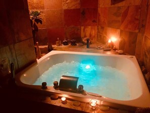 Shower, jetted bath, hair dryer, towels