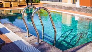 4 outdoor pools