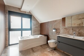 Villa Confort, 3 habitaciones, balcón, vista al mar | Tina de hidromasaje