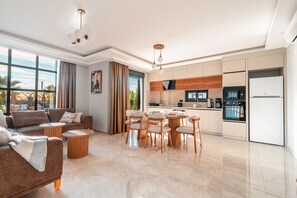 Comfort Villa, 3 Bedrooms, Balcony, Sea View | Interior