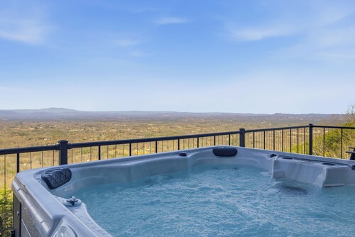 Luxury Mountain Retreat near Hickory w/ Hot Tub & views of Blue Ridge Mountains