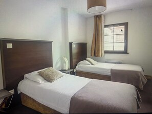 2 chambres, fer et planche à repasser, Wi-Fi, draps fournis