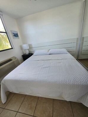 Tabla de planchar con plancha, wifi gratis y ropa de cama 