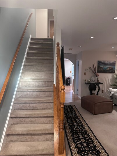 Home away from home. Cosy, beautiful 3 large bedroom home with in house theatre