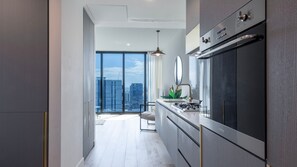 Réfrigérateur, four à micro-ondes, un four, surface de cuisson