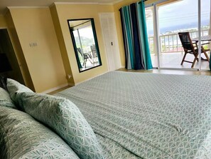 Tabla de planchar con plancha, wifi y ropa de cama