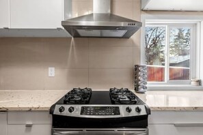 Micro-ondes, four, plaque de cuisson, lave-vaisselle