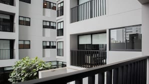 Un edificio moderno con numerosi balconi e ampie finestre.