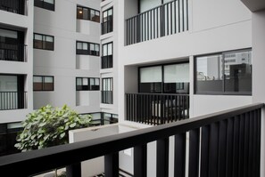 A modern building with multiple balconies and large windows. - w* | Dazzling 2BR w/ Balcony in Miraflores (Miraflores)
