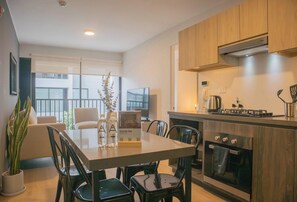 Fridge, microwave, oven, stovetop - w* | Dazzling 2BR w/ Balcony in Miraflores (Miraflores)