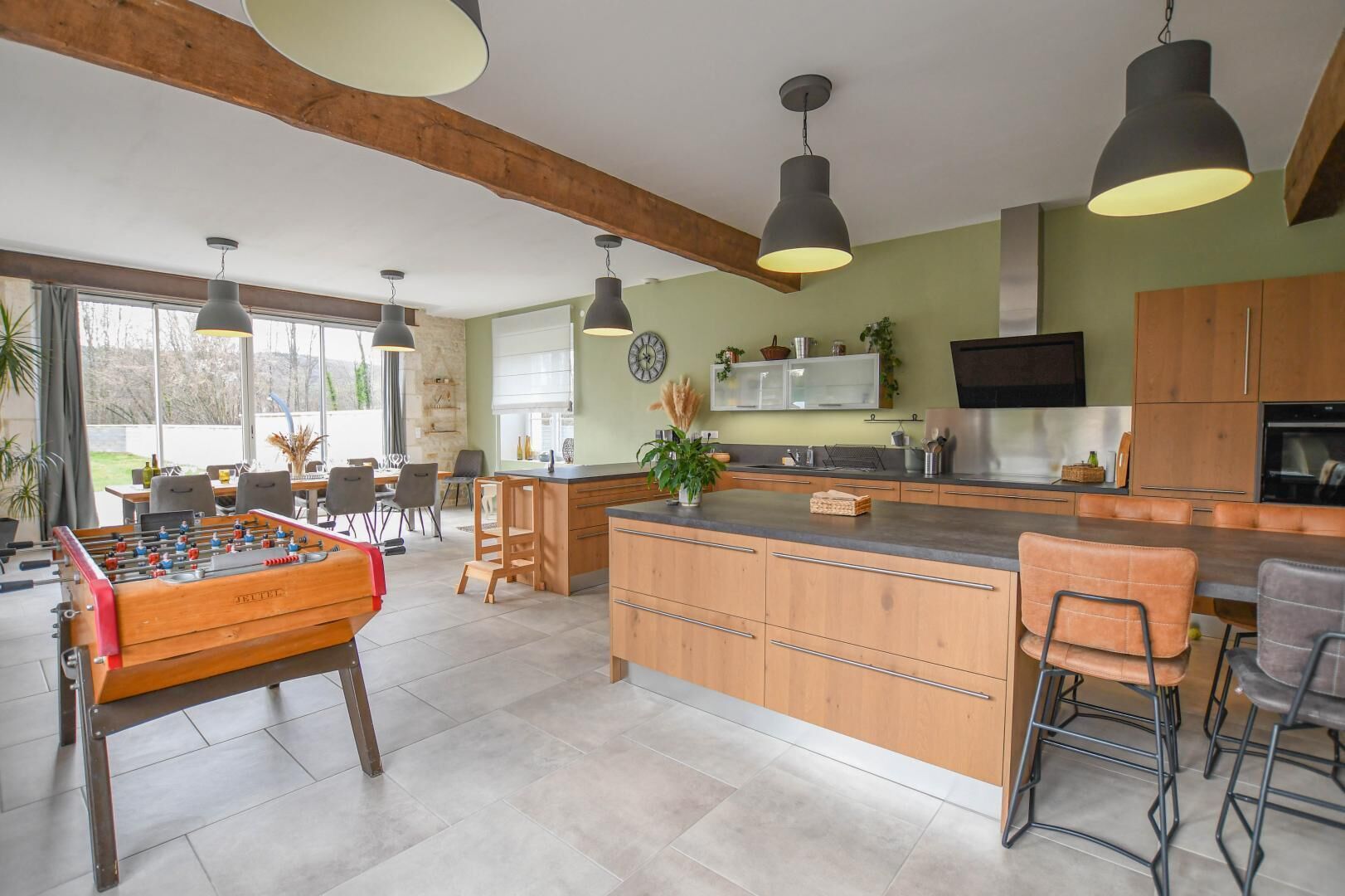 Mikrobølgeovn, opvaskemaskine, højstol