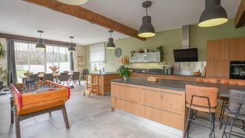 Een microgolfoven, een vaatwasser, een kinderstoel