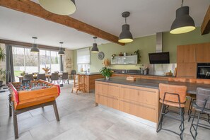 Mikrobølgeovn, opvaskemaskine, højstol