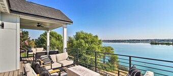 Lakefront Moses Lake Home w/ Dock & Game Room!