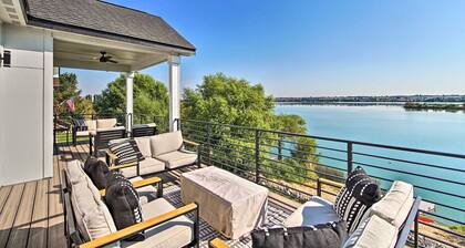 Lakefront Moses Lake Home w/ Dock & Game Room!