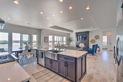 Lakefront Moses Lake Home w/ Dock & Game Room!