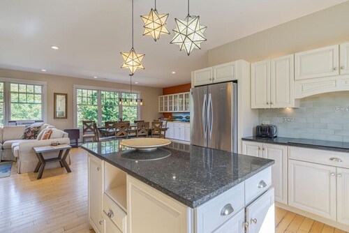 Spacious 5BR Home in Center of MDI [Loons Landing]