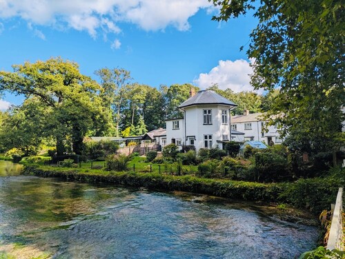 River Itchen Escape - Cosy Cottage on the Water