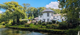 River Itchen Escape - Cosy Cottage on the Water