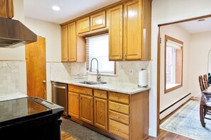 Oven, stovetop, dishwasher - Welcoming 4-bedroom house with AC in charming Dearborn (Dearborn)