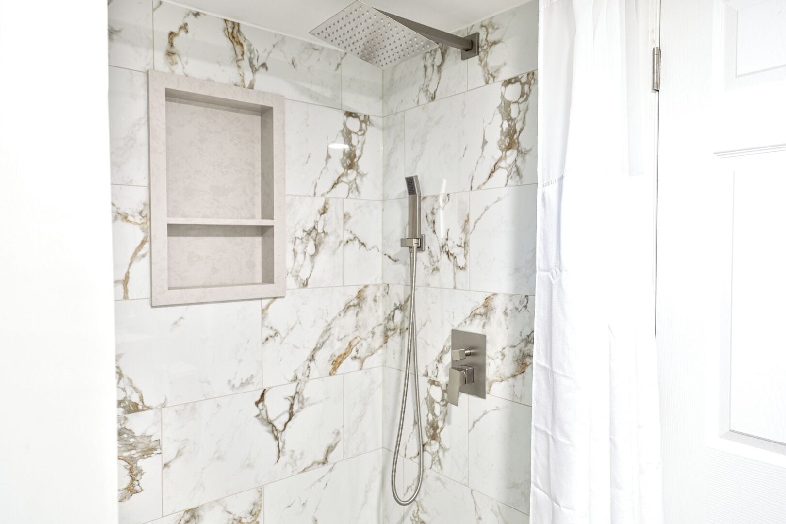 Een douche, handdoeken, zeep, toiletpapier