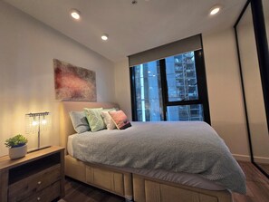 Iron/ironing board, WiFi, bed sheets - New Year @ high end Melbourne CBD Apartment! (Melbourne)