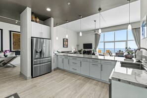 Fridge, microwave, oven, stovetop - Luxurious 14th Floor Penthouse (Galveston)